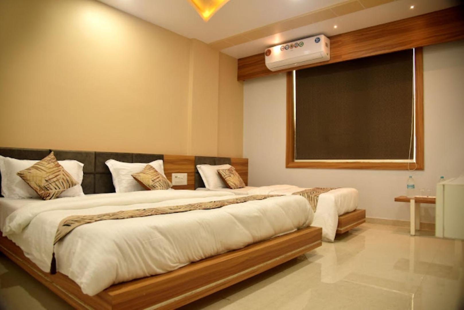 Hotel Krish , Somnath Bagian luar foto